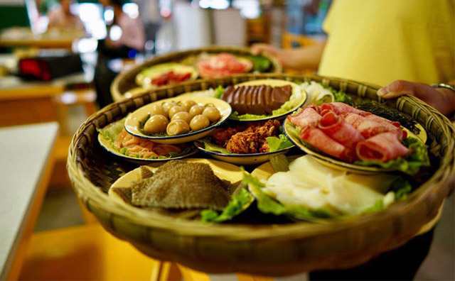 希拉里与议员挽手大笑吃冰淇淋 最新选情投票结果-开云电竞app下载安装(图2) 开云电竞app下载安装